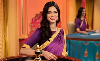 Hình ảnh nhân viên hỗ trợ khách hàng sẵn sàng giải đáp thắc mắc về chính sách bảo mật